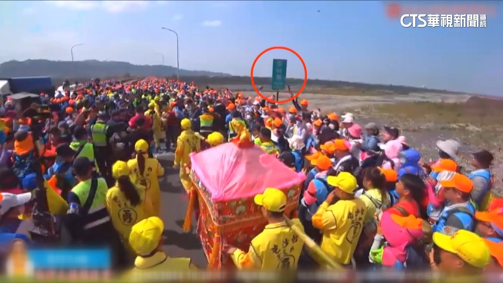 粉紅超跑首進林內鄉！車站湧人潮　居民：更勝過年