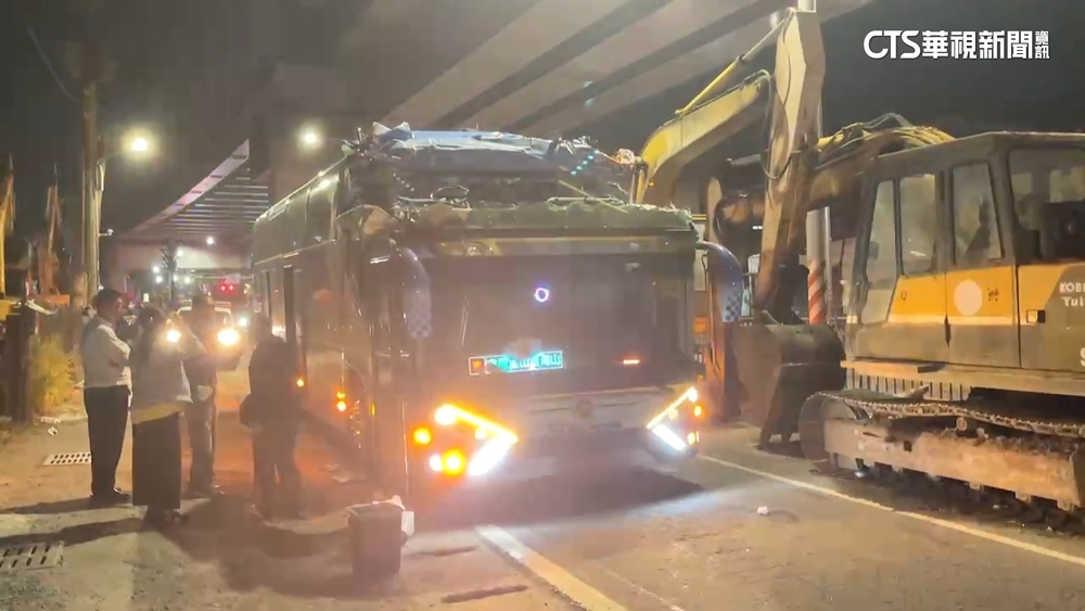 遊覽車撞涵洞釀1死　駕駛工時15小時？業者：沒超時