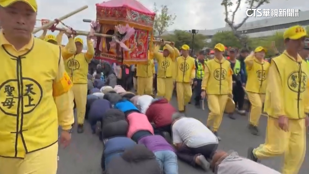 趴不下去　抱孕肚難躦轎底　神轎高舉護臨盆婦