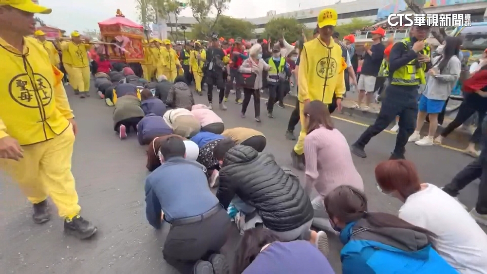 下週將臨盆！孕婦擠人群鑽轎底　人員暖心高舉鑾轎