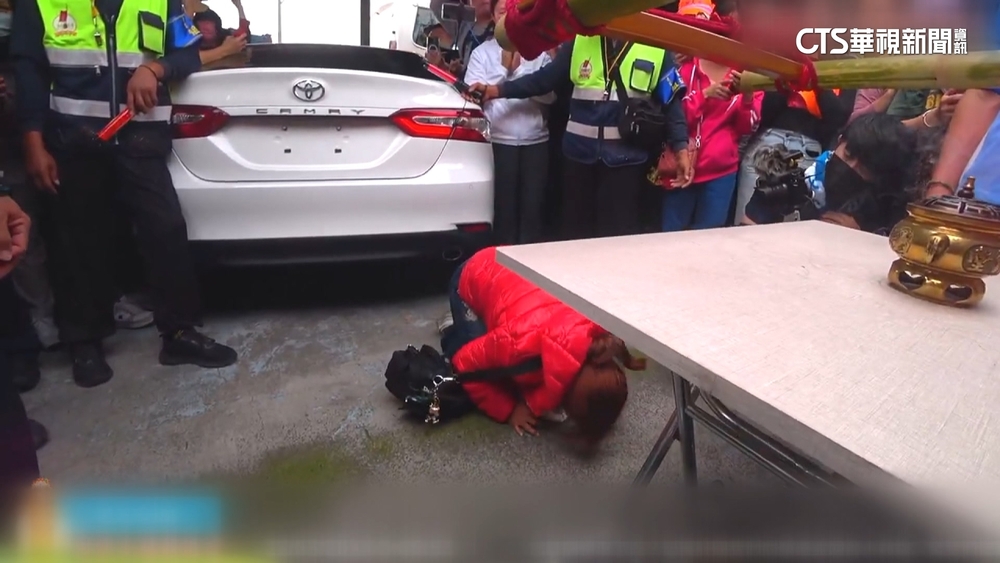 愛女上班車禍昏迷　母跪泣求白沙屯媽祖：救我女兒