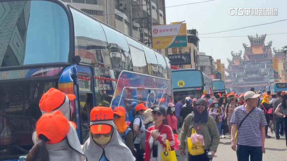粉紅超跑飆速！　「香燈腳累了請上車」　遊覽車免費接駁