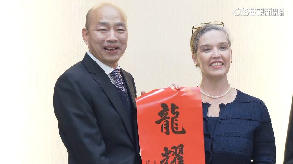 會晤孫曉雅.蓋拉格　韓秀外語能力.贈落款春聯