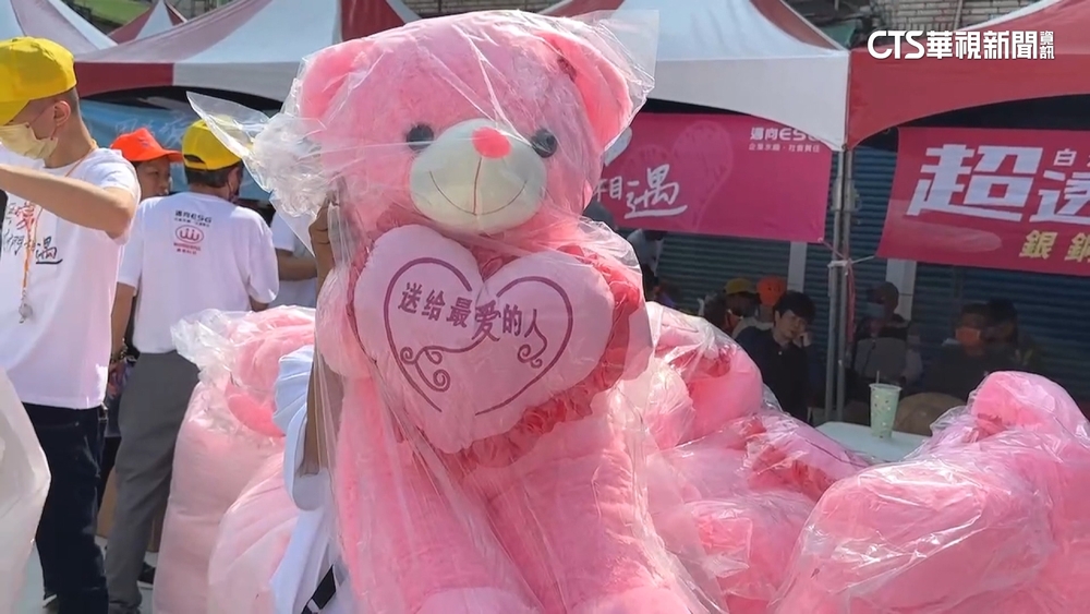 迎「粉紅超跑」！燃千條鞭炮.200隻粉紅熊免費送