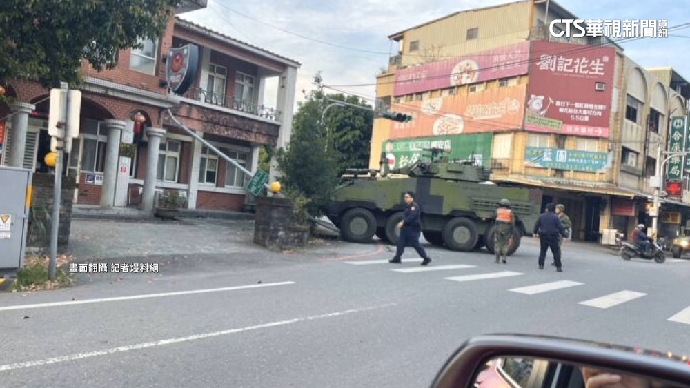 為閃自行車！　國軍裝甲車自撞路燈毀警所外牆