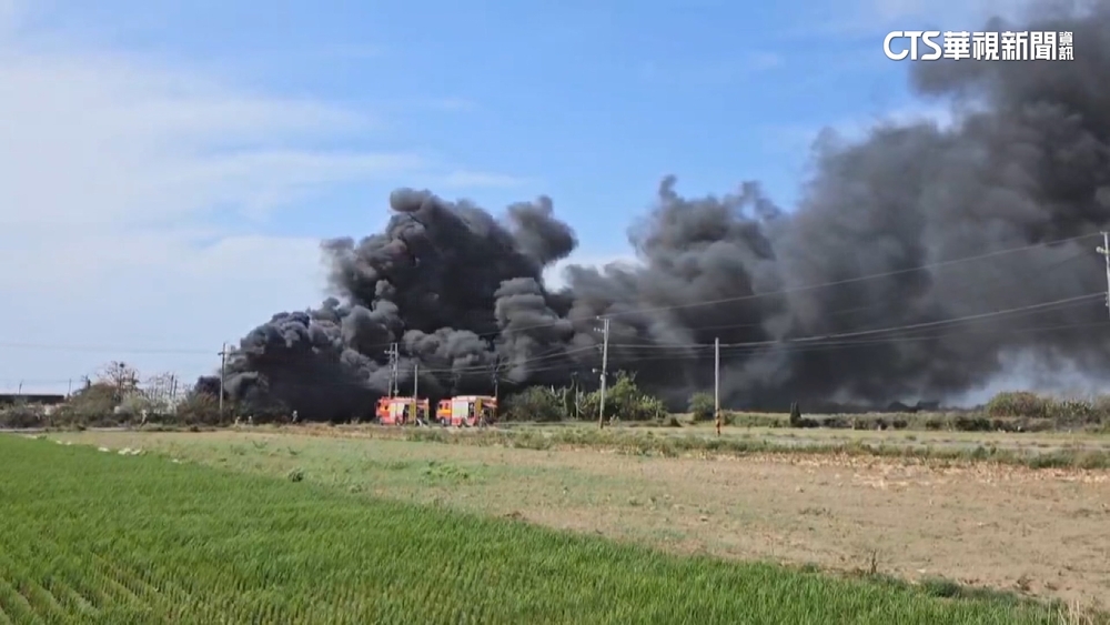 台南廢棄塑料堆置場大火　黑煙飄散10公里外