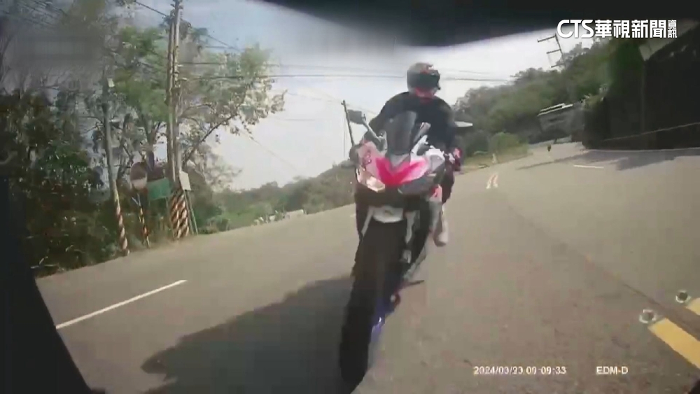 重機疑壓車過彎衝對向！美髮師撞男大生　1死1重傷