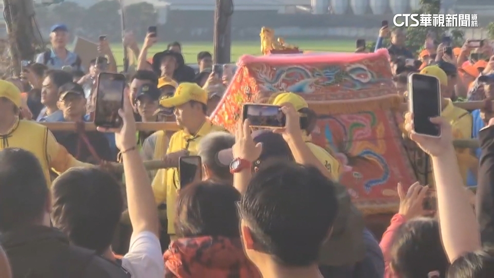 「粉紅超跑」急行軍！　32小時返苗栗　信眾小跑步跟隨