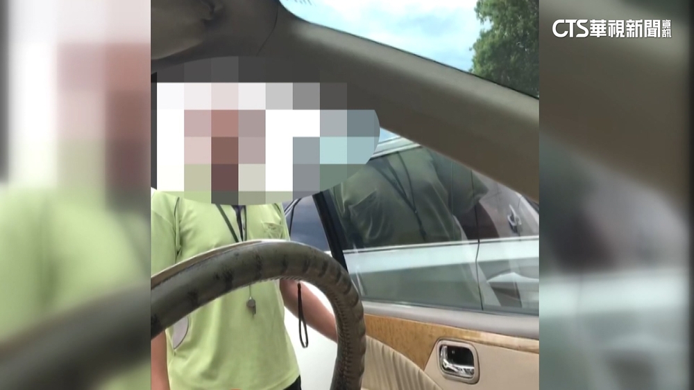 車停市場外出消費　管理員「肉身擋車」堅持收費惹議