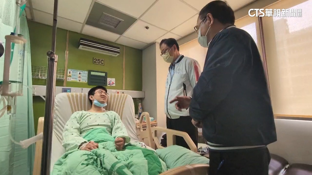 隨父從警！　22歲警中彈奮力還擊12槍　副所長落淚