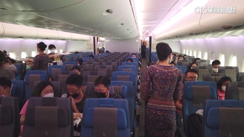 飛機座位後置物袋最髒！空服員建議套一次性袋子