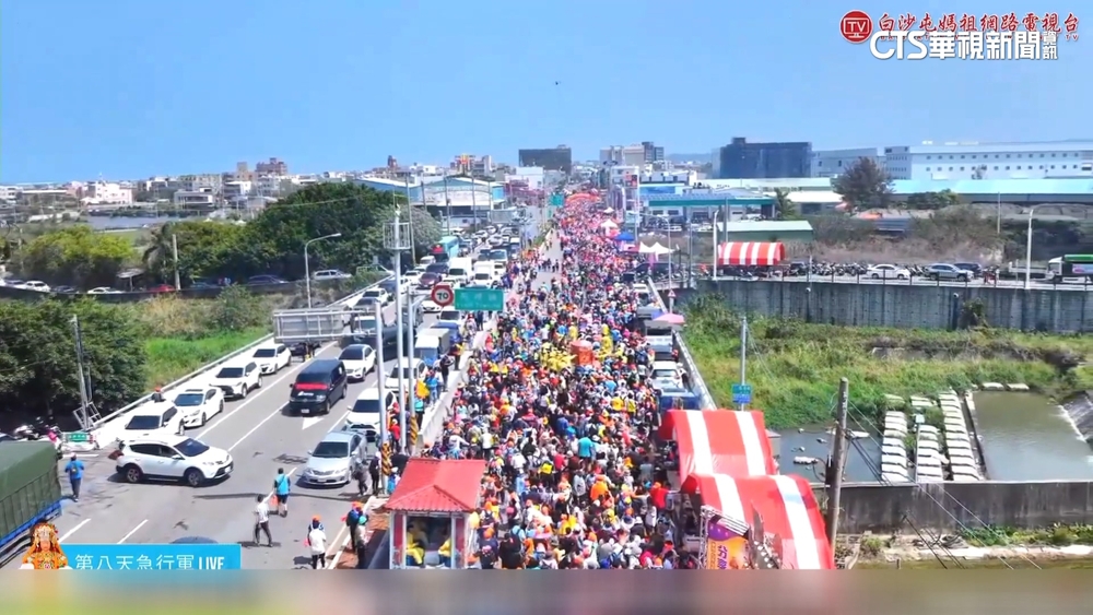 18台吊車綁900條鞭炮 「巨大廟門」迎「粉紅超跑」