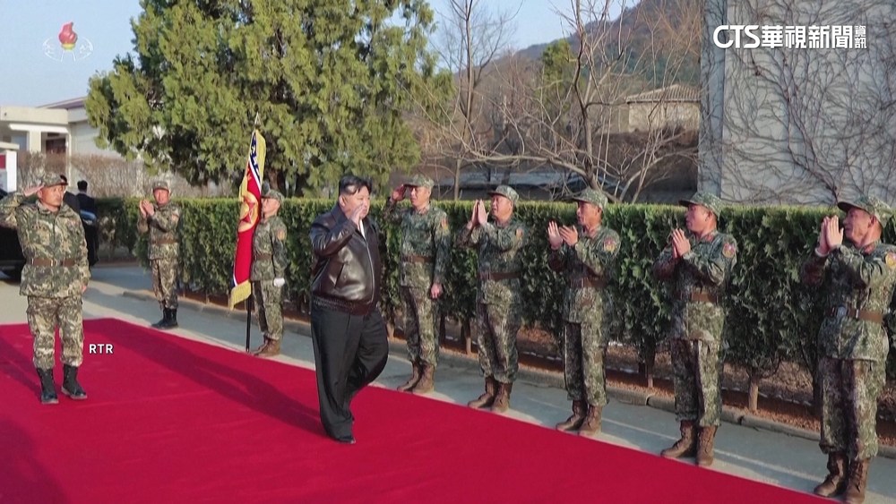 金正恩視察戰車部隊！坐戰車上合照　要求提升戰備力