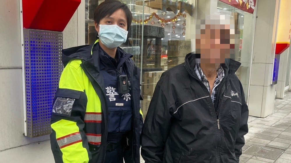 台北翁騎腳踏車「誤闖快速道路」　嚇坐路緣進退兩難