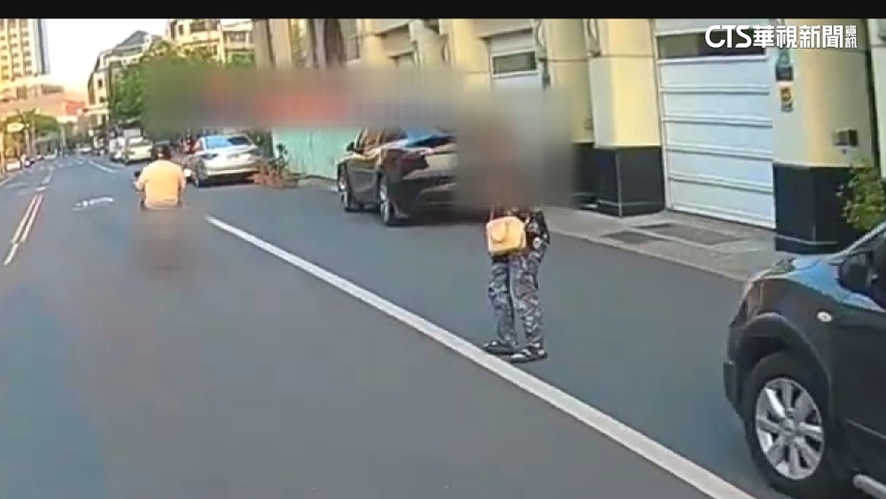 騎士禮讓行人遭追撞慘摔　交警：行人也有肇責