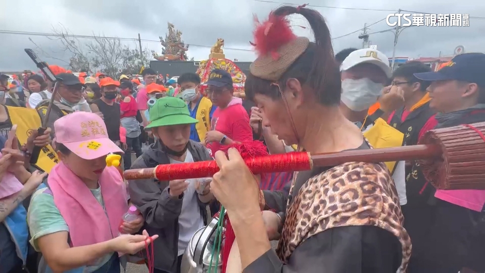 曾命危開刀上百次！　女右腿裝400支釘進香還願