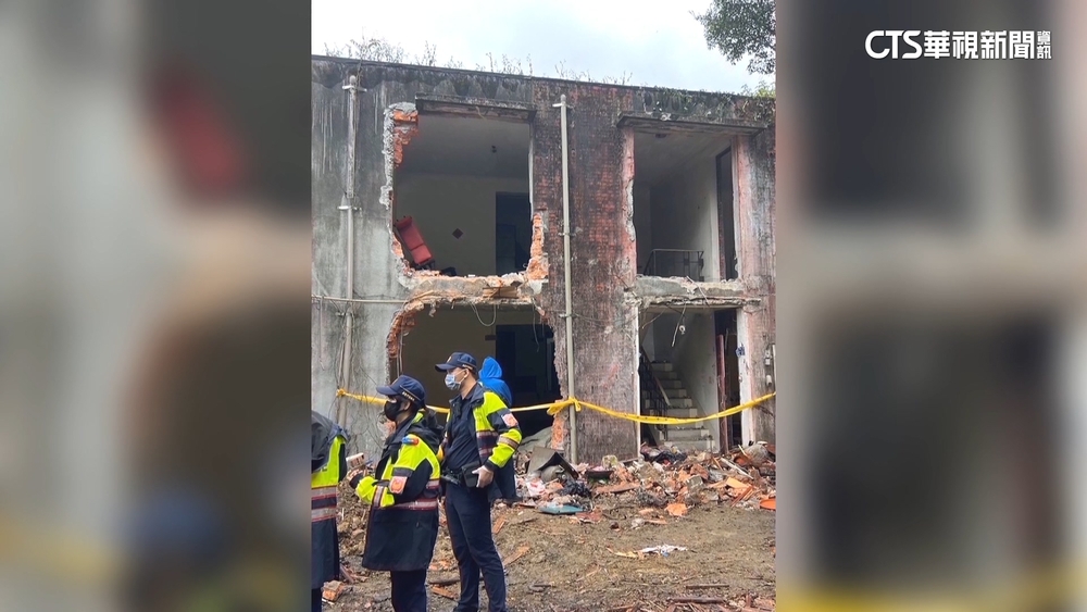 基隆廢棄宿舍拆除　3米袋打開驚見3具人形白骨！