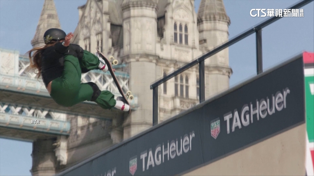 滑板天才少女13歲奪奧運銅牌　倫敦塔橋旁炫技