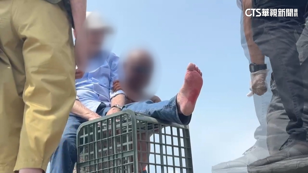 赤腳走西子灣沙灘　外籍男腳底燙出水泡送醫