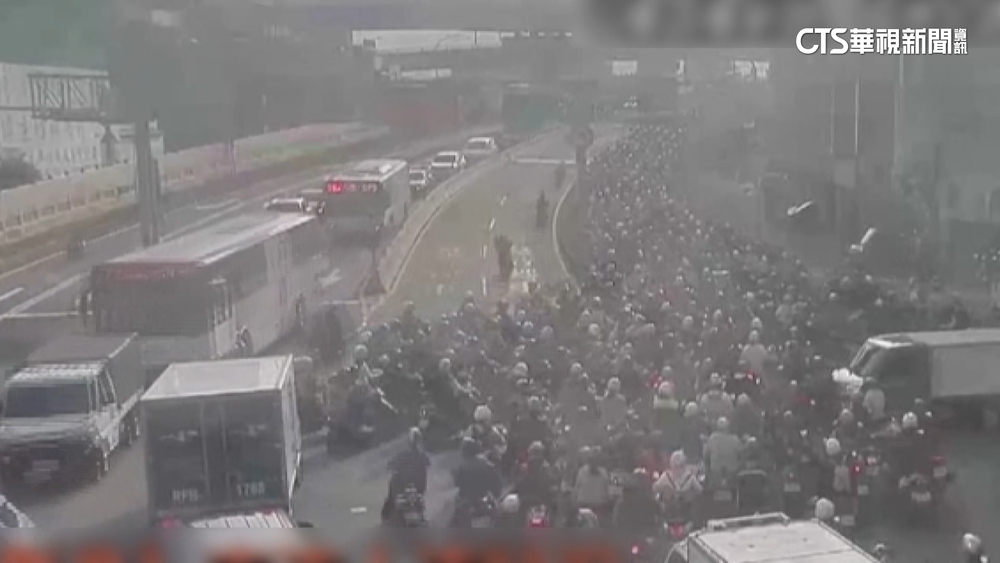 台北橋尖峰時間現「機車海」　號誌壞騎士卡半小時