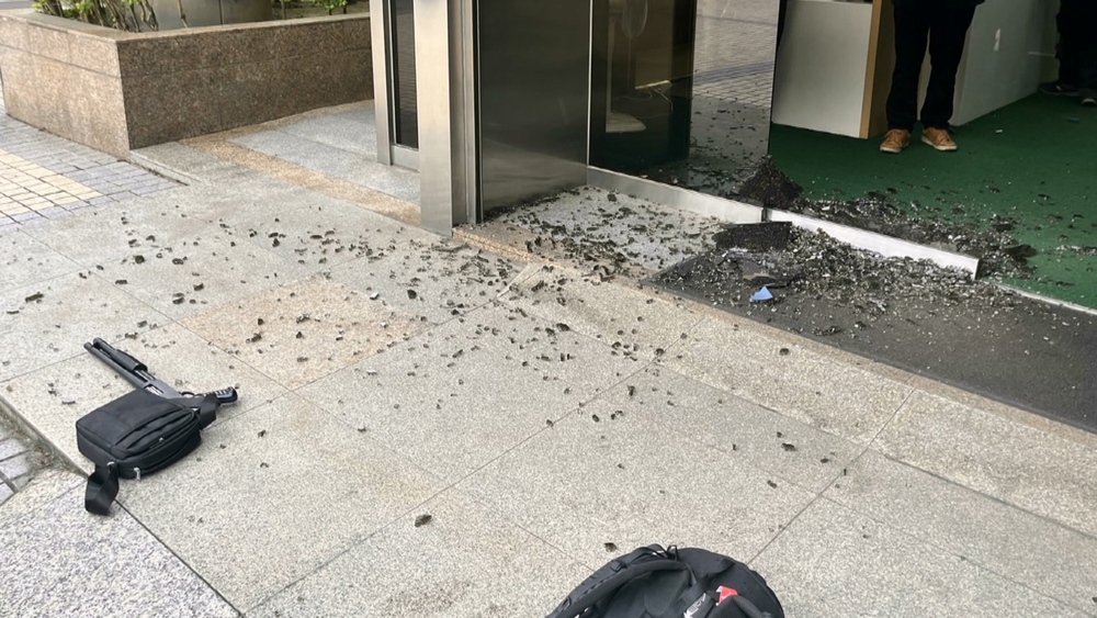 數發部大門遭人開槍！　嫌犯持空氣槍連發3槍　玻璃大門破裂！