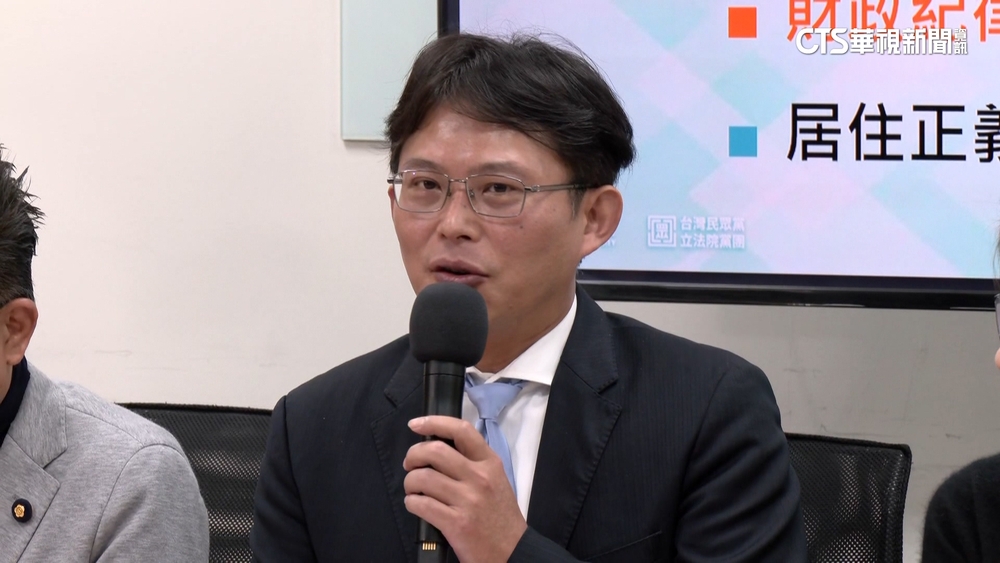 黃國昌開直播募款害官網當機　柯文哲發動態：官網怎麼又當機了？