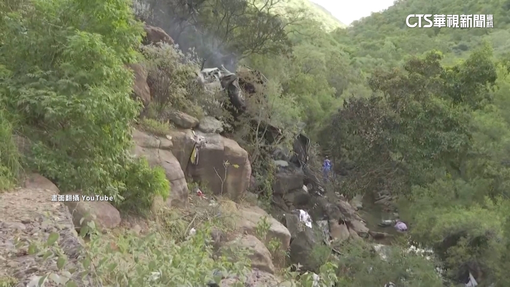 南非巴士失控墜深谷45死　僅一8歲女童倖存