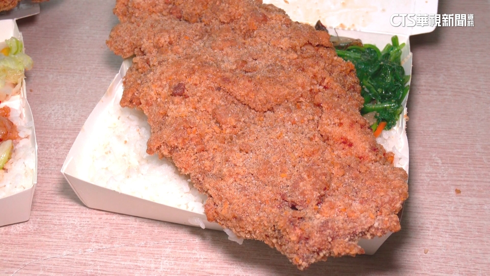 佛心！　高雄比臉大百元雞排便當　用餐時間排長龍