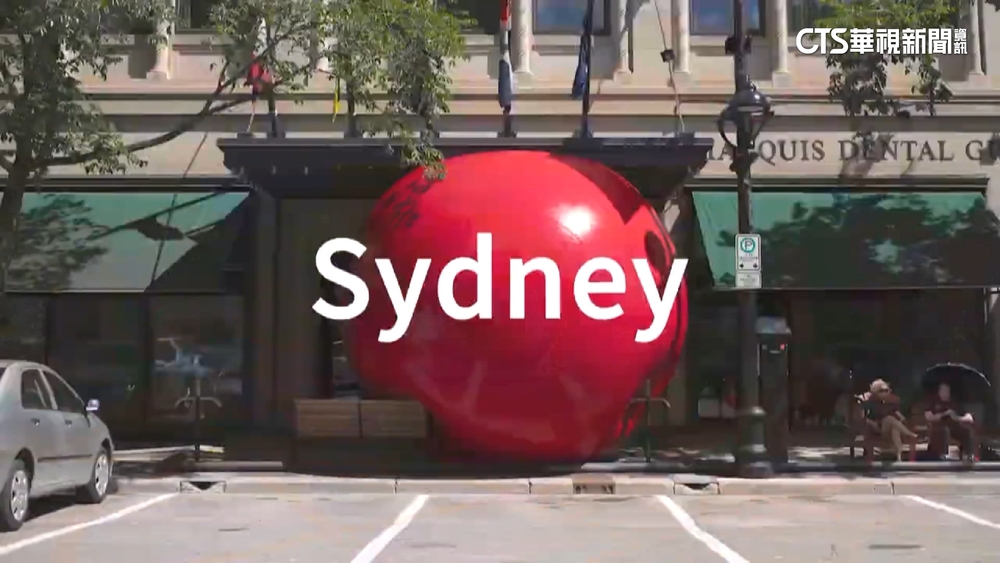 現代藝術紅球現身台南　接官亭開幕湧千人