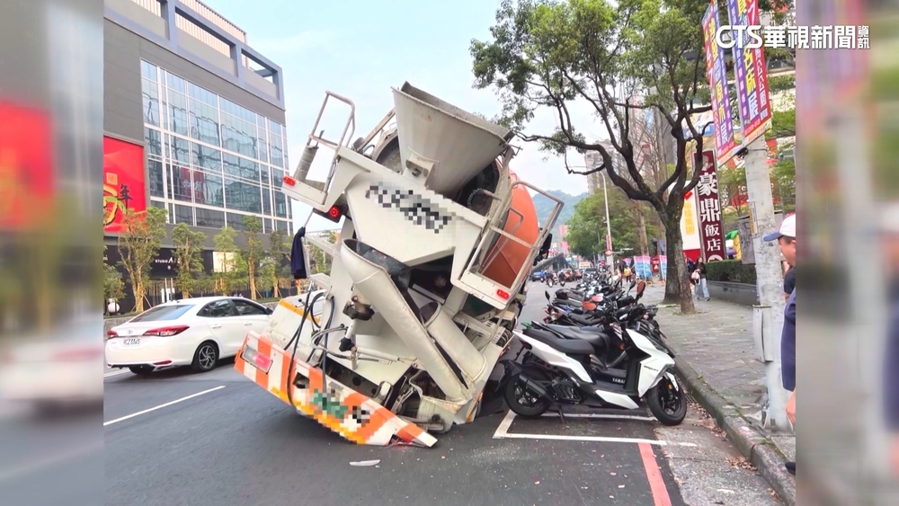 裕隆城旁路突下陷2公尺　混凝土車半身懸空