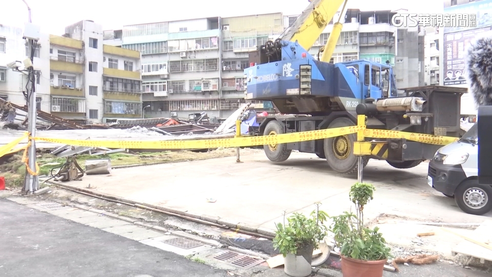 樣品屋2樓地板塌壓死山貓駕駛　2怪手司機逃逸