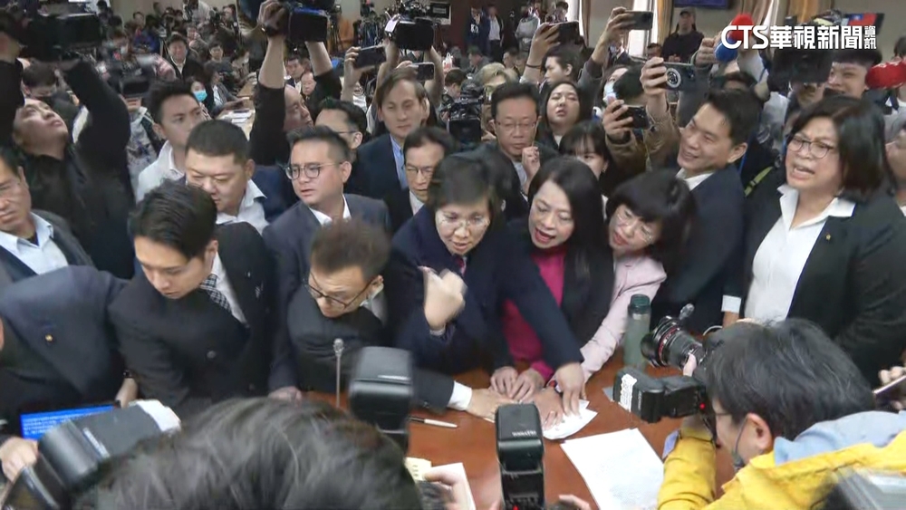 綠祭「天天動員令」　柯轟藍白：以為國會過半什麼都能做
