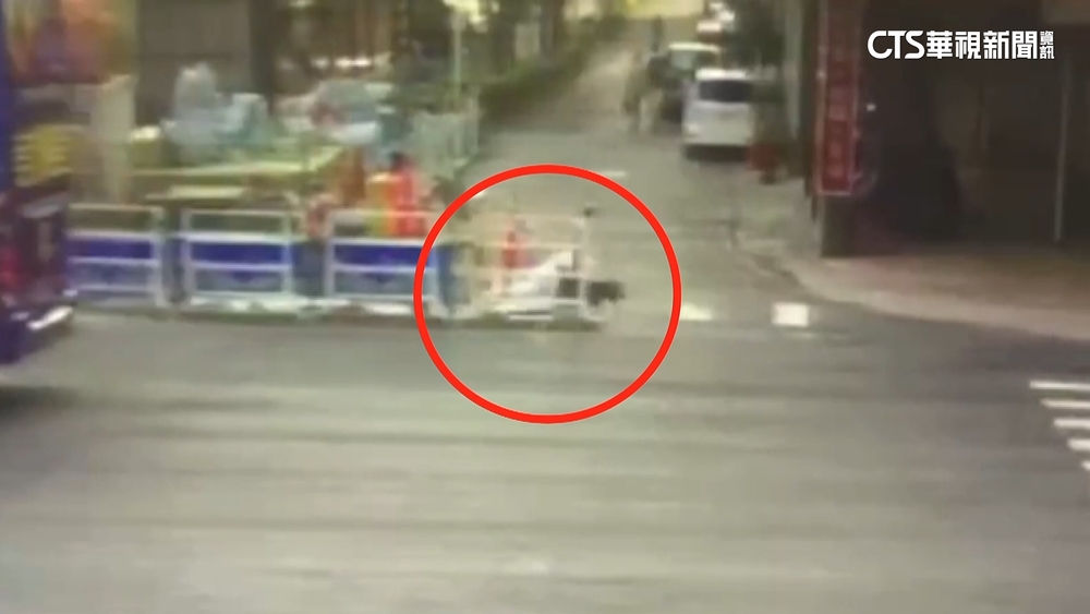 好奇探頭看！　簡易欄杆擋不住　阿伯跌落2米深坑