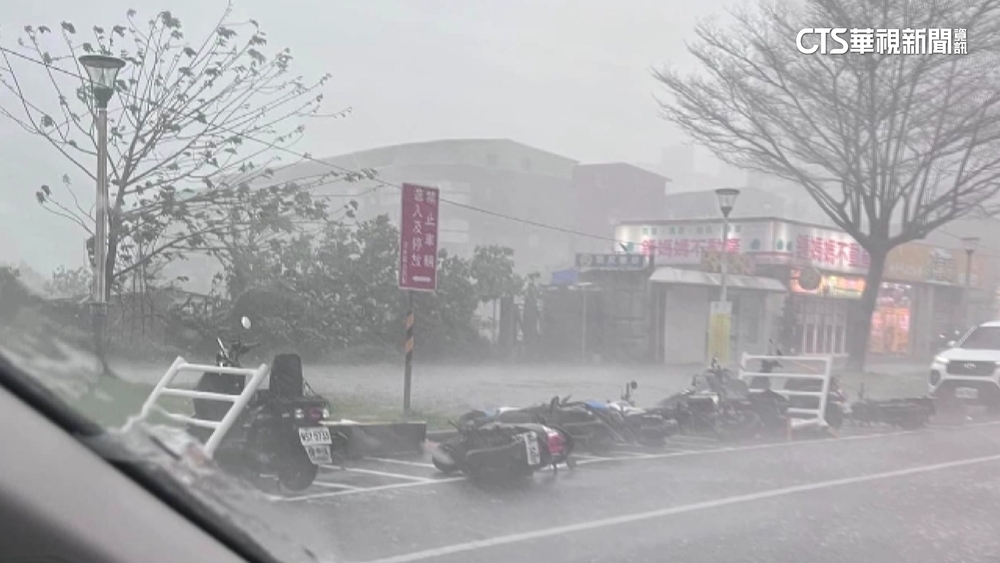 暴雨襲北台！　各地吹超強狂風　民眾：像颱風過境