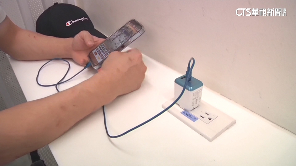 外媒稱機場充電恐遭「駭」　專家：有竊個資風險