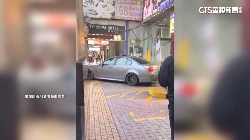 駕名車衝騎樓「刮牆又撞機車」　狂開30米！　駕駛稱不適