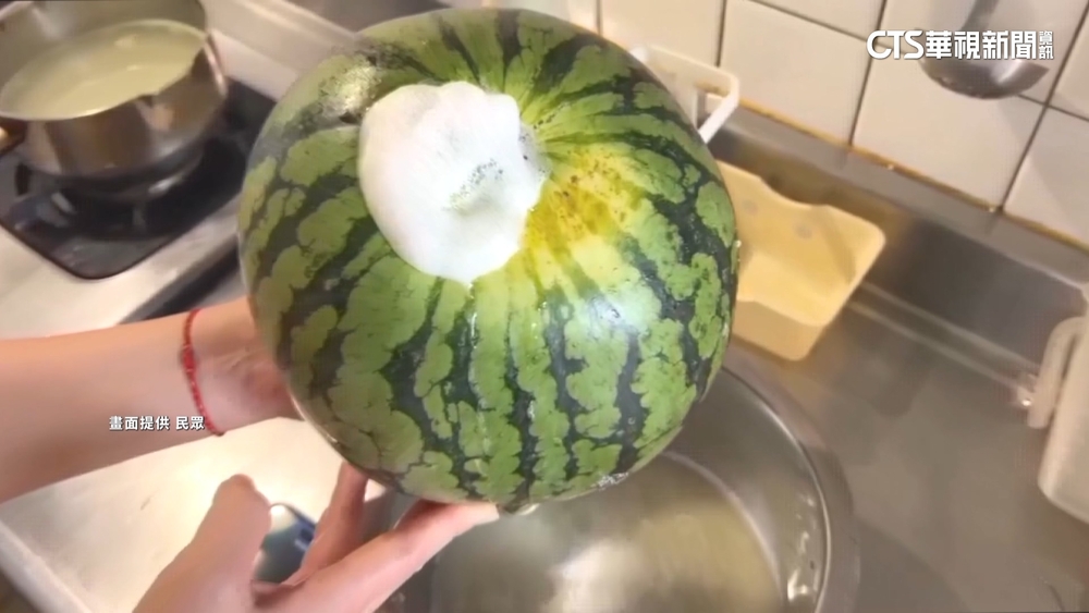 美式賣場小玉西瓜「吐白沫」　民眾嚇壞：還有裂痕