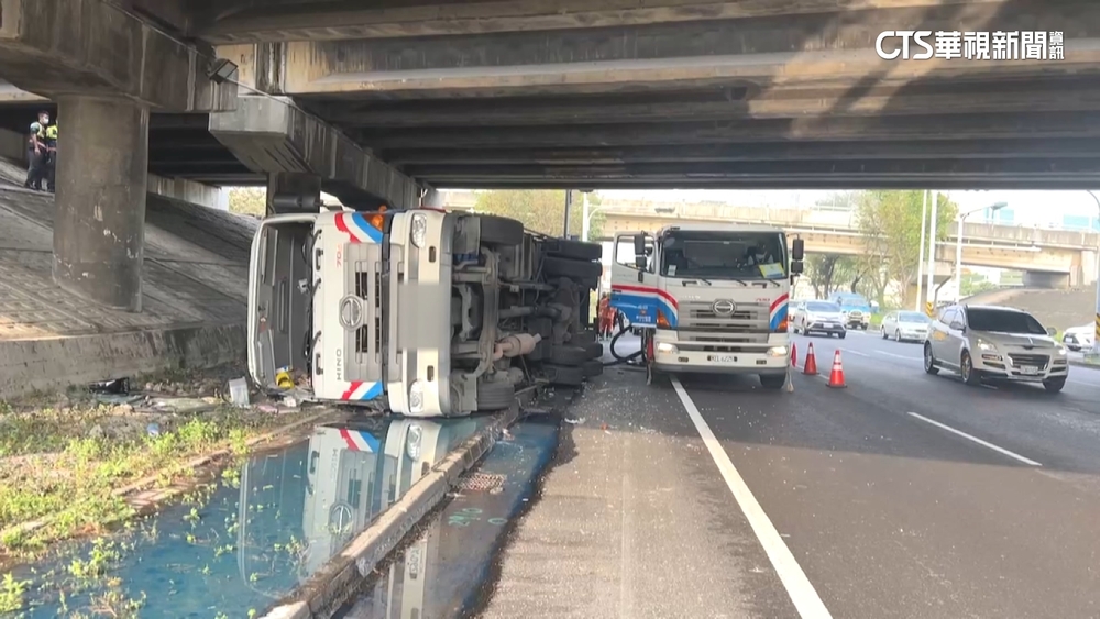 油罐車下匝道失控翻覆　油流滿地回堵1公里