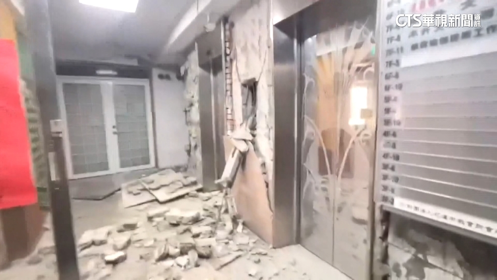 強震！花蓮明禮路大樓鋼筋外露　屋內滿地磁磚剝落