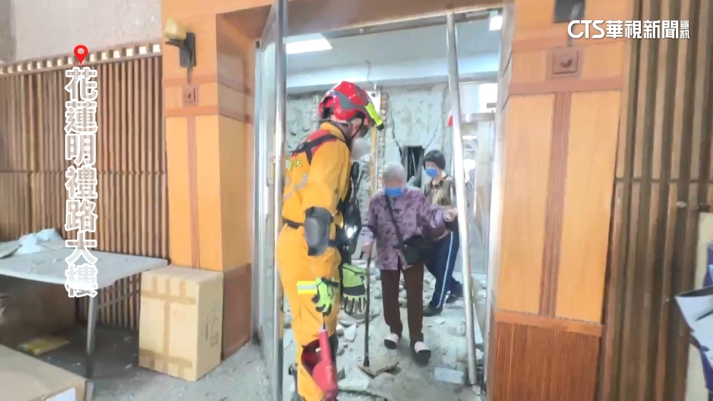 花蓮強震明禮大樓鋼筋外露　救出11住戶.3人送醫
