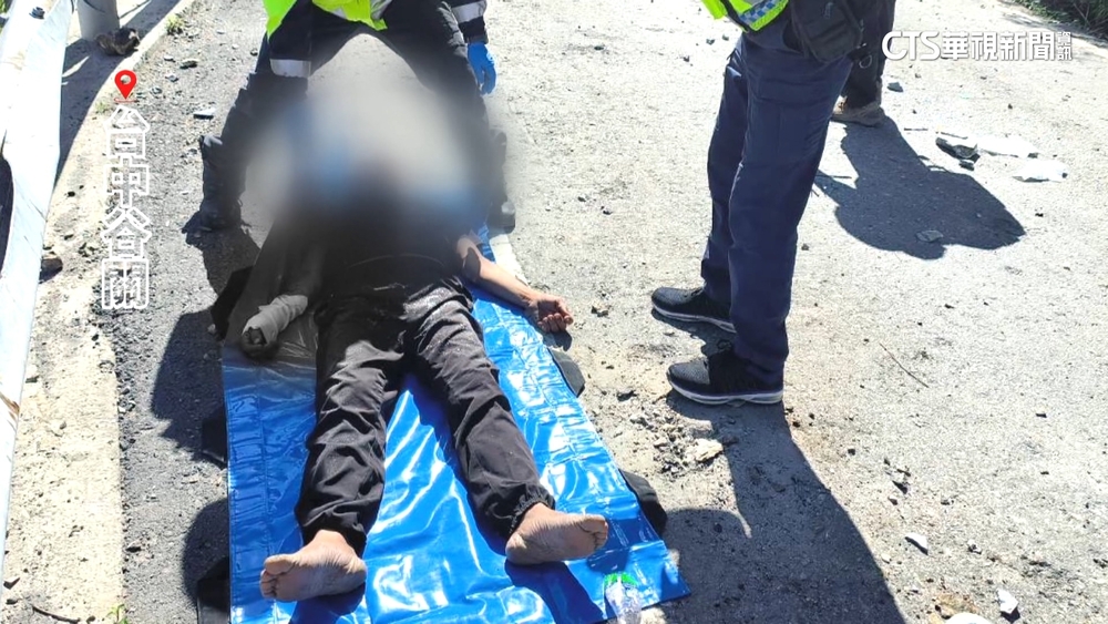 谷關落石砸12車困21人　菜車駕駛傷重空勤送醫