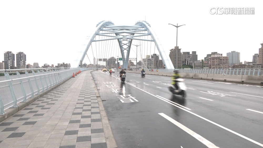 北市中正橋遇強震「車全靜止」　路燈狂晃騎士嚇壞