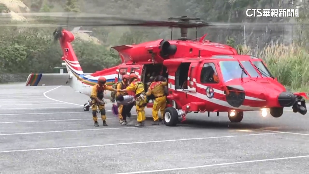 溫馨！九曲洞民眾脫困　母女重逢感動相擁而泣