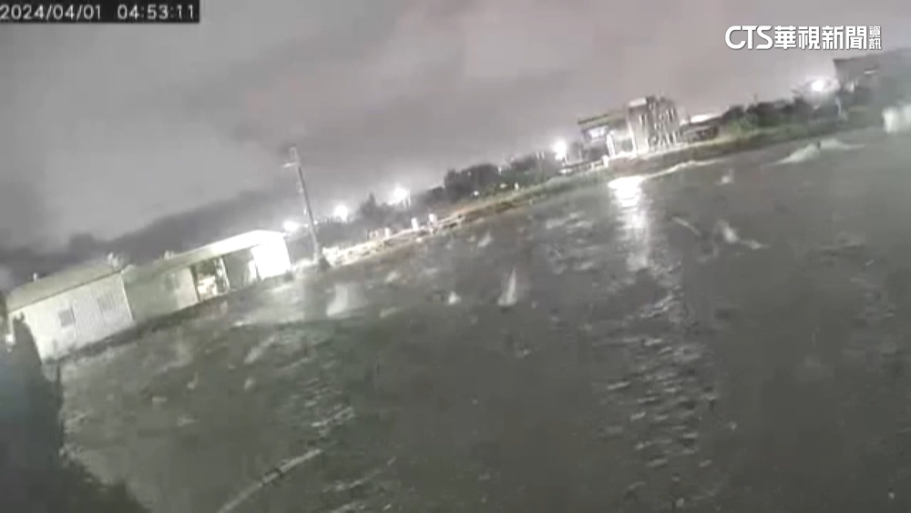 地震前躁動！　數千隻虱目魚「反覆躍出水面」