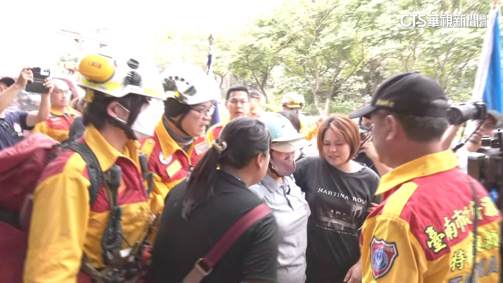 九曲洞受困9人全救出　母女重逢相擁而泣