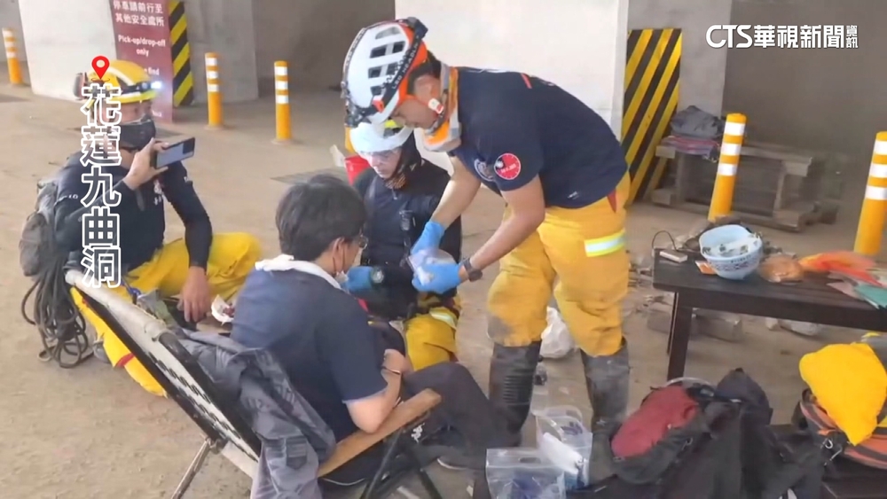 9人困九曲洞獲救！　小巴司機打「倒退檔」救全車