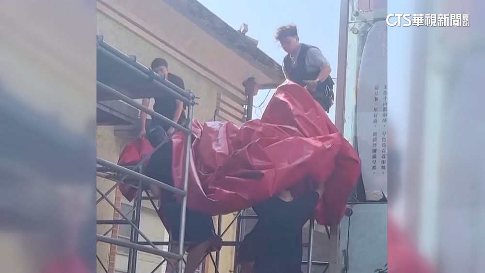 台南「紅球」一度消風癱地　團隊搶修「滿血回歸」