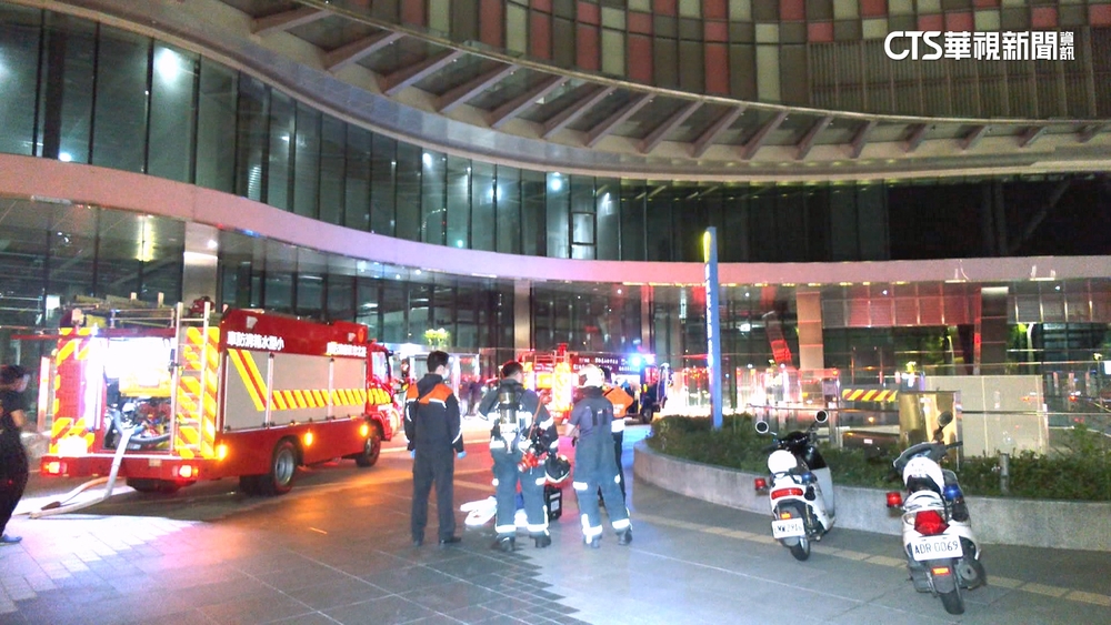 大巨蛋「商場棟」空調機房深夜失火　10分鐘撲滅火勢