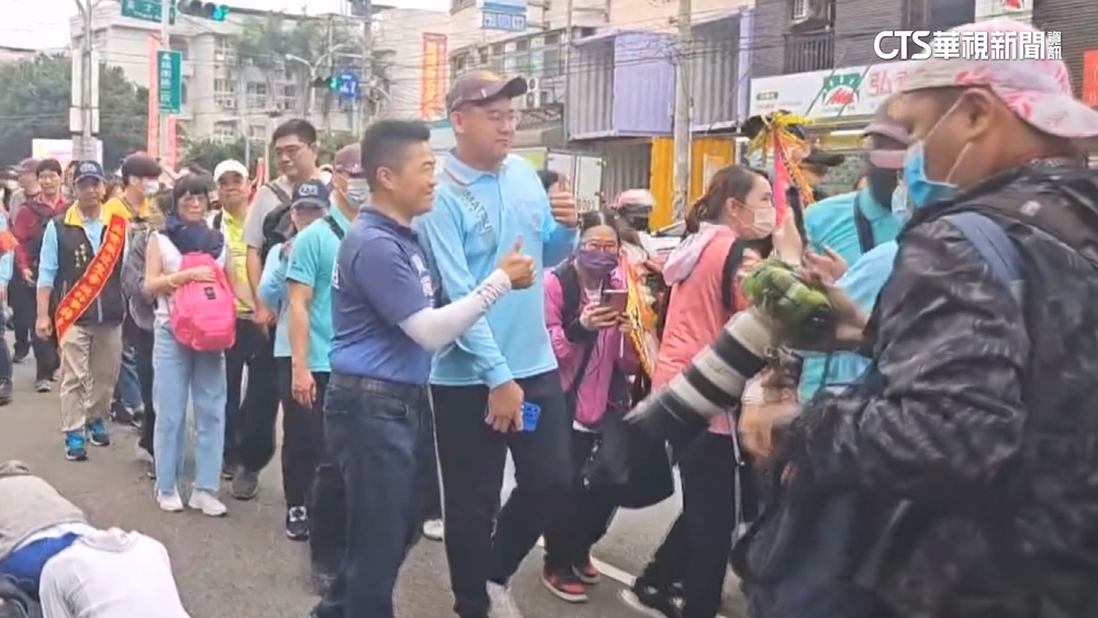 大甲媽鑾轎拐彎停駕顏家　顏清標：遶境人數空前多