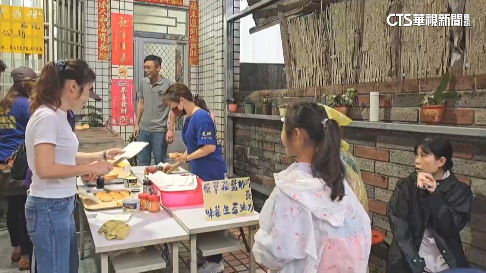 感恩當年半碗粥　大甲媽遶境髮店闆娘備吐司.沙拉供信徒